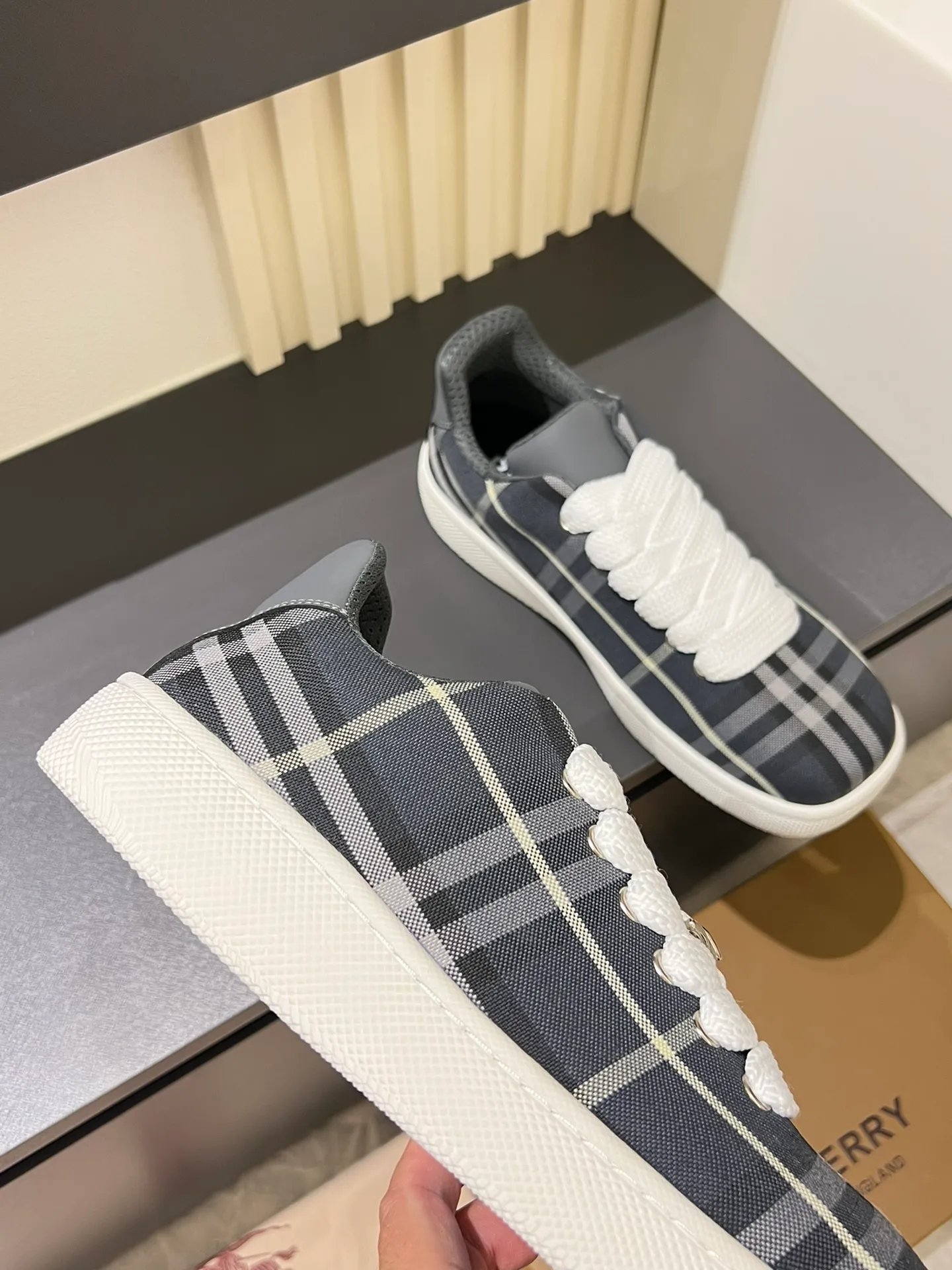 Men's shoes 💰p380 "Burberr*" new thick-soled men's casual sports shoes, cool sneakers and bread shoes, originally purchased and developed, the top version of Box series sports shoes, made of smooth calfskin fabric, embellished with embossed Equestrian Knight logo (EKD). Made of mesh lining, the laces are decorated with metal coils, the rubber soles are decorated with the Burberry letter logo, and the original molded 3.5CM two-color T men's shoes 💰pU outsole! Male 38-44 (45 customized)